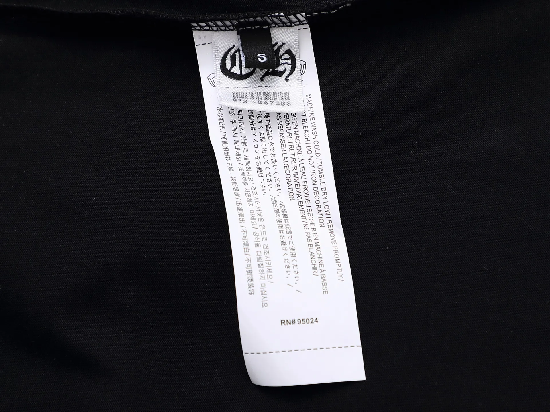 P160 280g exclusive version] Chro*e Hets Chro*e Hets 𝟐𝟎𝟐5 spring and summer washed hollow three-dimensional embroidery + three-dimensional stitching high-density embroidery round neck short sleeves 2025SS latest short sleeves adopt the inherited hollow three-dimensional embroidery + three-dimensional stitching embroidery is an embroidery form of high-density embroidery, hollow embroidery. The embroidered areas are highlighted to form three-dimensional embroidery. To make the embroidery pattern clear, novel and layered, hollow embroidery uses high temperature to separate the hot-melt adhesive film from the cut pieces to obtain the finished embroidery product. After embroidery, high-temperature washing is performed to dissolve the padded foam glue to form a hollow center, showing a soft three-dimensional feel. The hand feels very soft and light!  Three-dimensional needle-stitching high-density embroidery, the stitching has a strong sense of line and three-dimensionality, the stitching is vivid and lively, and the coverage is also good. Three-dimensional needle-stitching embroidery technology is a brand-new embroidery technology that combines traditional embroidery technology with modern color concepts to create amazing artistic effects. This technology can instantly dye a white thread to create a natural color transition, giving your work a colorful effect. Whether it is flowers, animals or abstract patterns, three-dimensional needle embroidery technology can make them lifelike, as if giving them vitality. In this era of pursuing personalization and uniqueness, three-dimensional needle embroidery technology makes embroidery more personalized and charming, making you the center of attention whether in formal occasions or daily wear. In addition, three-dimensional needle embroidery technology is also durable and waterproof, so you don’t have to worry about it fading or being damaged. In short, it is an innovative craft that perfectly combines art and fashion, making the work more beautiful, unique and precious. If you want to make yourself more personalized and charming, try this round neck short sleeve!  Washed hollow three-dimensional embroidery ➕ Three-dimensional needle-stitched high-density embroidery. The double embroidery process makes the whole dress show its exquisite craftsmanship. The retro and classic are vividly displayed on this dress! The front and back patterns of the clothes are all made of washed three-dimensional embroidery, showing a low-key and luxurious fashion sense from any angle. It is an outstanding and eye-catching classic style that stands out among many spring and summer new styles! The front and back patterns are completely combined, rich in layering, full of three-dimensionality, very soft to the touch, fashionable and classic. This short-sleeved shirt is both low-key and has a rock style that is unique to Crowe. It is avant-garde and retro. The two styles are displayed on the same piece of clothing, colliding with unique creative sparks. It can be said to be avant-garde, full of personality, fashionable and versatile, and the same style for male and female couples! An excellent hit! Creative design, double embroidery, excellent craftsmanship, exquisite details and first-class feel! An excellent hit! It is made of 280 grams of double yarn and double ply dust-free imported pure cotton fabric. It has been washed and high-temperature shaped and pre-shrunk. The fabric is comfortable and breathable. It will not shrink after repeated washing. The fabric has a high-end and exquisite texture and a first-class feel! High-density embroidery has good firmness and is not easy to fall off! The detail processing is 100% perfect. It looks great no matter how you match it with various styles. High weight and high quality. Exclusive version. Non-market ordinary version. Enlarge real shot details. Instant sale of all versions. Compare at will. Quality is absolutely guaranteed. A must-have for fashionistas. Control it at will. Definitely one for everyone. A must-have for men and women couples! The most 🆕first release, the exclusive first release, the same style for men and women, classic, simple and versatile, and the quality is unquestionable!  Chrome Hearts is a famous Hollywood luxury brand founded by Richard Stark in 1988 with unique design style! The design style combines rock punk, street hip-hop and other low-key luxury styles. It adheres to pure handcrafting and exquisite design, so its value as a work of art has far exceeded the meaning of jewelry.  Color: Black White Size: S M L XL